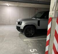 PARKOVACIE STÁTIE + KOBKA - PRI ŠAJBÁCH, BRATISLAVA - RAČA - Auto zaparkované v garážach na Bratislava - Rača, Pri Šajbách, vedľa označenia miesta 53.