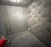 PARKOVACIE STÁTIE + KOBKA - PRI ŠAJBÁCH, BRATISLAVA - RAČA - Betónová miestnosť v garážach s dverami, Bratislava - Rača, Pri Šajbách.