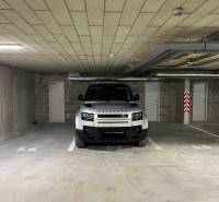 PARKOVACIE STÁTIE + KOBKA - PRI ŠAJBÁCH, BRATISLAVA - RAČA - Auto parkujúce v garáži s dverami a číslovaním na podlahe.