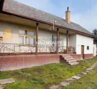 Predaj, pozemok pre rodinný dom   4629 m2 Ruskov, RU... - Dom s verandou a schodmi na pozemkoch pre bývanie v Ruskove.