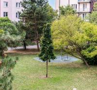 REWIN I VÝNIMOČNÝ 2-IZBOVÝ BYT NA PRENÁJOM! - Park v Bratislave na Československých parašutistov s lavičkou a zeleňou, obklopený bytovými domami.