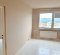 V Štúrove predam 3 izbový byt po modernizácii - Prázdna izba v 3-izbovom byte, s radiátorom pod veľkým oknom.