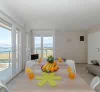POVLJANA - dvojizbový apartmán - 1. rad k moru - Rekreačný apartmán s veľkým stolom, výhľadom na more, ovocím a pohármi džúsu.
