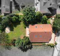 Slnečný 5 izbový dom v Zálesí s veľkým pozemkom - Letecký pohľad na rodinný dom v Zálesí na ulici Zálesie s veľkou záhradou.