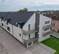 Nadštandardný 3 izbový byt v novostavbe v obci Zálesie - Bytový komplex na Muškátovej ulici v Zálesí s parkovacími miestami a minimalistickou architektúrou.