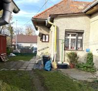 Rodinný dom v Detve na predaj - Rodinný dom na Partizánskej ulici v Detve s dvorom, rastlinami a odvodňovacími rúrami.