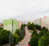 Mezonetový 4i byt | ul. Halalovka | Trenčín - Pohľad na sídlisko v Trenčíne na ulici Halalovka, obklopené zeleňou a panelákmi.