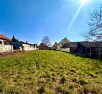 Moravské Lieskové - STAVEBNÝ POZEMOK s investičným potenciálom - Stavebný pozemok vhodný na výstavbu domov v Moravskom Lieskovom na slnečnej lúke.
