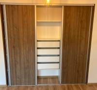 Na prenájom - príjemný 3i byt s balkóm v Detve -kompletná rekoštrukcia - V 3-izbovom byte je vstavaná skriňa s posuvnými dverami a zásuvkami.