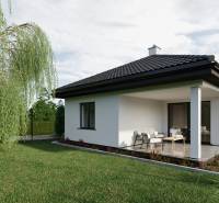 4 iz Novostavba ( Pánske niva) Hlohovec  - Rodinný dom s terasou na ulici Pánska niva, obklopený zeleným trávnikom a stromami.