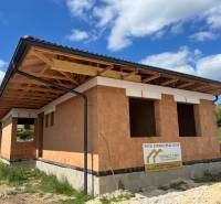 4 iz Novostavba ( Pánske niva) Hlohovec  - Rodinný dom vo výstavbe na Pánskej nive v Hlohovci, s hrubou tehlovou stavbou.
