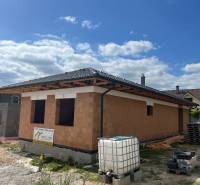 4 iz Novostavba ( Pánske niva) Hlohovec  - Rodinný dom na Pánskej nive v Hlohovci počas výstavby so strešnou krytinou.