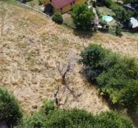 SLNEČNÝ POZEMOK V SRDCI BANSKEJ ŠTIAVNICE, 2 000 M2   - Pozemok na bývanie v Banskej Štiavnici pri ulici SNP s výhľadom na záhrady.