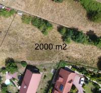 SLNEČNÝ POZEMOK V SRDCI BANSKEJ ŠTIAVNICE, 2 000 M2   - Letecký pohľad na pozemok 2000 m² vhodný na bývanie v Banskej Štiavnici na ulici SNP.