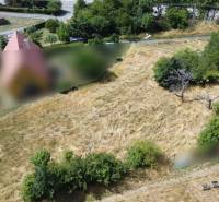 SLNEČNÝ POZEMOK V SRDCI BANSKEJ ŠTIAVNICE, 2 000 M2   - Stavebné pozemky - bývanie v Banskej Štiavnici na SNP, obklopené trávou a stromami.