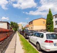 2-izb. byt, TERASA, PARKING, BA V. Petržalka, Handlovská - Riadková zástavba s autami na Handlovskej ulici, Bratislava - Petržalka.