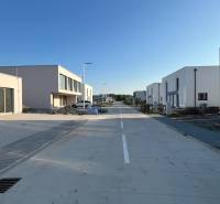 Kráľova pri SENCI-Novostavba 2-podlažného RD s hlinikovými oknami - Výstavba rodinných domov na Réckej ulici v Kráľovej pri Senci, moderná štvrť.
