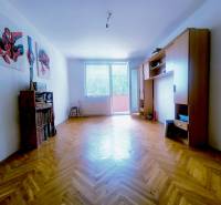  - PREDAJ, 3 IZBOVÝ BYT 82m2, M.R.ŠTEFÁNIKA, LEVICE - Obývacia izba v 3-izbovom byte s parketami, nábytkom a dekoráciami na stene.
