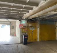 Prenájom garáže v garážovom dome, Pionierska, Bratislava - Nové Mesto - Garáže so žltými dverami, odpadkovým košom a východom, interiér.