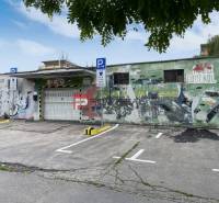 Prenájom garáže v garážovom dome, Pionierska, Bratislava - Nové Mesto - Garáže na Pionierskej ulici v Bratislave III s graffiti a parkoviskom.