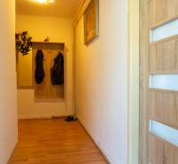 NA PREDAJ: 2 izb.byt v širšom centre + ŠATNIK + PIVNICA - Chodba s drevenou podlahou a vešiakom v 2-izbovom byte.