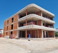 CHORVÁTSKO - Apartmány 140 m od pláže (3i) - VODICE - Rozostavaná budova so 3-izbovým bytom v meste Vodice za slnečného dňa.