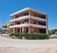 CHORVÁTSKO - Apartmány 140 m od pláže (3i) - VODICE - Nedokončená budova so železobetónovou a tehlovou konštrukciou v meste Vodice.