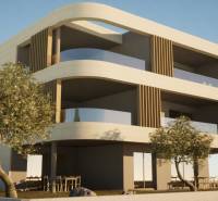 CHORVÁTSKO - Apartmány 140 m od pláže (3i) - VODICE - Dvojposchodová budova s balkónmi, stromami a exteriérovým sedením v blízkosti 3-izbových bytov v Vodiciach.