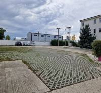 PRENÁJOM: HALA,OBCHODNÝ PRIESTOR 408 m2 v uzatvorenom areáli  - Parkovisko na ulici Šamorínska pri skladoch a halách, s označením realitnej kancelárie.