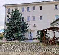 PRENÁJOM: HALA,OBCHODNÝ PRIESTOR 408 m2 v uzatvorenom areáli  - Budova na Šamorínskej ulici s parkovaním, spojená s kanceláriou Real Home. Sklady a haly.