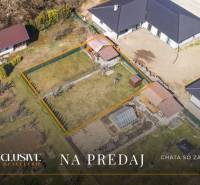 ÚTULNÁ CHATKA SO ZÁHRADOU | JACOVCE  - Letecký pohľad na Chatu so záhradou na predaj, Jacovce, oplotený pozemok.