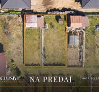 ÚTULNÁ CHATKA SO ZÁHRADOU | JACOVCE  - Letecký pohľad na chatu so záhradou na predaj na ulici Jacovce.
