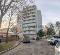 PRIESTRANNÝ 3 IZBOVÝ BYT NA DOBREJ ADRESE | PIEŠŤANY  - Bytový dom na Gaštanovej ulici v Piešťanoch s autami na parkovisku a stromami.