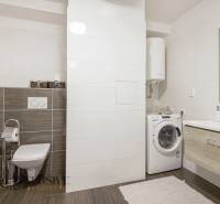 PRIESTRANNÝ 3 IZBOVÝ BYT S TERASOU | DONOVALY  - Kúpeľňa v 3-izbovom byte; zahŕňa bidet, toaletu, umývadlo a práčku.