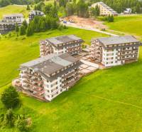 PRIESTRANNÝ 3 IZBOVÝ BYT S TERASOU | DONOVALY  - Apartmány pri ulici Panorama v Donovaloch obklopené zelenými lúkami a lesmi.