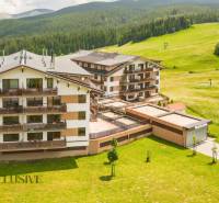 PRIESTRANNÝ 3 IZBOVÝ BYT S TERASOU | DONOVALY  - Apartmánové komplexy s výhľadom na zelené okolie a lesy na ulici Panorama v Donovaloch.