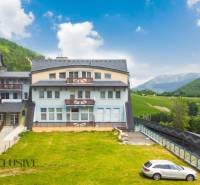 2 IZBOVÝ BYT S PANORAMATICKÝM VÝHĽADOM NA DONOVALY - Apartmánové budovy na Šafránovej ulici v Donovaloch obklopené zeleňou a horami.