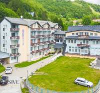 2 IZBOVÝ BYT S PANORAMATICKÝM VÝHĽADOM NA DONOVALY - Bytový komplex Šafrán v Donovaloch obklopený zeleňou a parkoviskom.