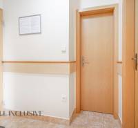 2 IZBOVÝ BYT S PANORAMATICKÝM VÝHĽADOM NA DONOVALY - Chodba s dverami a keramickou dlažbou v 1-izbovom byte.