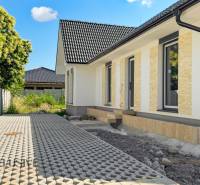 NOVINKA!!! MODERNÉ NOVOSTAVBY NA KĽÚČ | ZLATÉ MORAVCE  - Rodinný dom na Vajanského ulici v Zlatých Moravciach s pokojným dvorom a modernou fasádou.