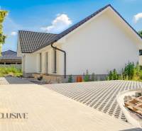 NOVINKA!!! MODERNÉ NOVOSTAVBY NA KĽÚČ | ZLATÉ MORAVCE  - Rodinný dom na Vajanského ulici v Zlatých Moravciach obklopený zeleňou a chodníkom.
