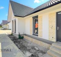 NOVINKA!!! MODERNÉ NOVOSTAVBY NA KĽÚČ | ZLATÉ MORAVCE  - Rodinný dom na Vajanského ulici, Zlaté Moravce, s dlaždeným chodníkom a záhradou.