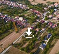POZEMKY - ZÁHRADY OD 12.780€ | BLESOVCE  - Letecký pohľad na pozemky pre bývanie v Blesovciach na ulici blesovce, obklopené prírodou.