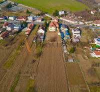  POLYFUNKČNÝ OBJEKT | CHRABRANY | TOPOĽČANY - Letecký pohľad na vidiecke domy v Chrabranoch pri Topoľčanoch obklopené poľami a záhradami.