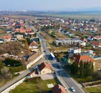  POLYFUNKČNÝ OBJEKT | CHRABRANY | TOPOĽČANY - Pohľad na domy a ulice v Chrabranoch, Topoľčany, pod jasnou oblohou.