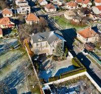 UBYTOVANIE PRE FIRMY - APARTMÁNY | TOPOĽČANY - Vila na ulici Športovcov v Topoľčanoch, obklopená záhradami a okolitými domami.