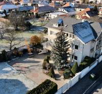 UBYTOVANIE PRE FIRMY - APARTMÁNY | TOPOĽČANY - Vila na ulici Športovcov v Topoľčanoch, obklopená zeleňou a bielym plotom.