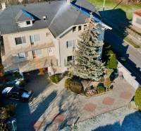 UBYTOVANIE PRE FIRMY - APARTMÁNY | TOPOĽČANY - Vila na Športovcov v Topoľčanoch s dvoma autami a veľkou záhradou.