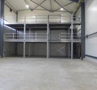 Sklad na prenájom s kanceláriami a zázemím o ploche 370 m2 - Priemyselný interiér so železnou konštrukciou na skladovanie a organizáciu tovaru.