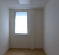 Sklad na prenájom s kanceláriami a zázemím o ploche 370 m2 - Miestnosť s oknom, svetlými stenami a podlahou v priestoroch skladov a hál.